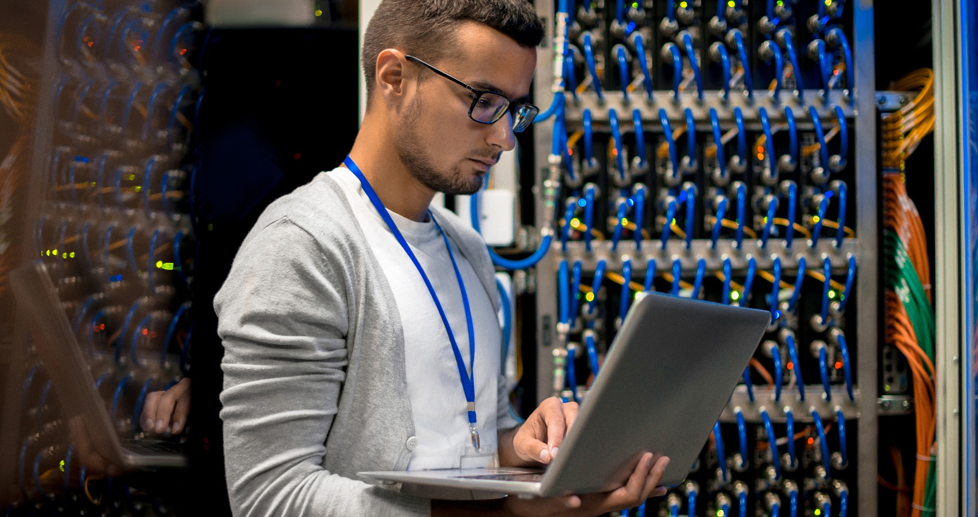 man-managing-supercomputer-servers_kopier