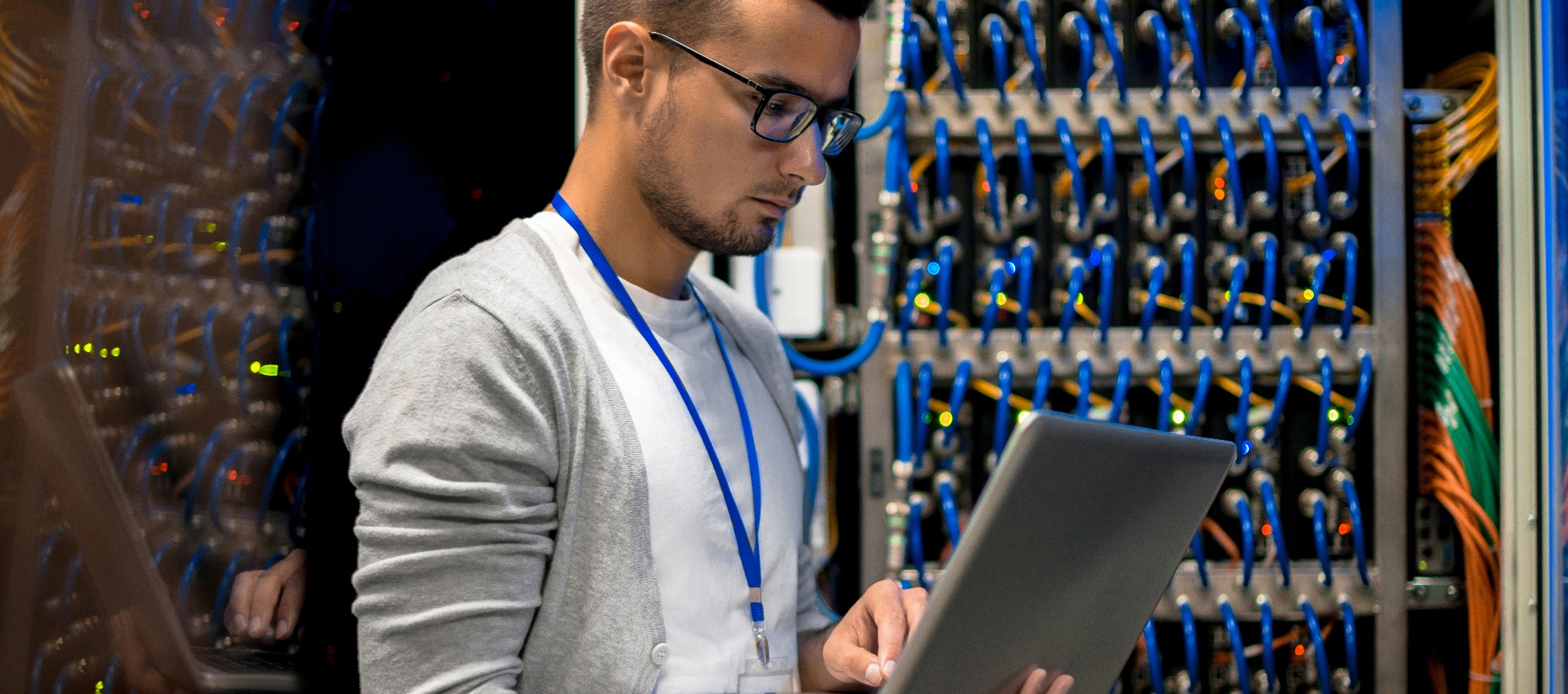 man-managing-supercomputer-servers_kopier_2